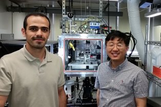 Image of Jae-Hwang Lee and Amir Kazemi Moridani in their laboratory
